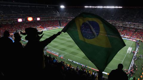 Dos futbolistas brasileños fueron despedidos por ir a una fiesta que terminó a tiros