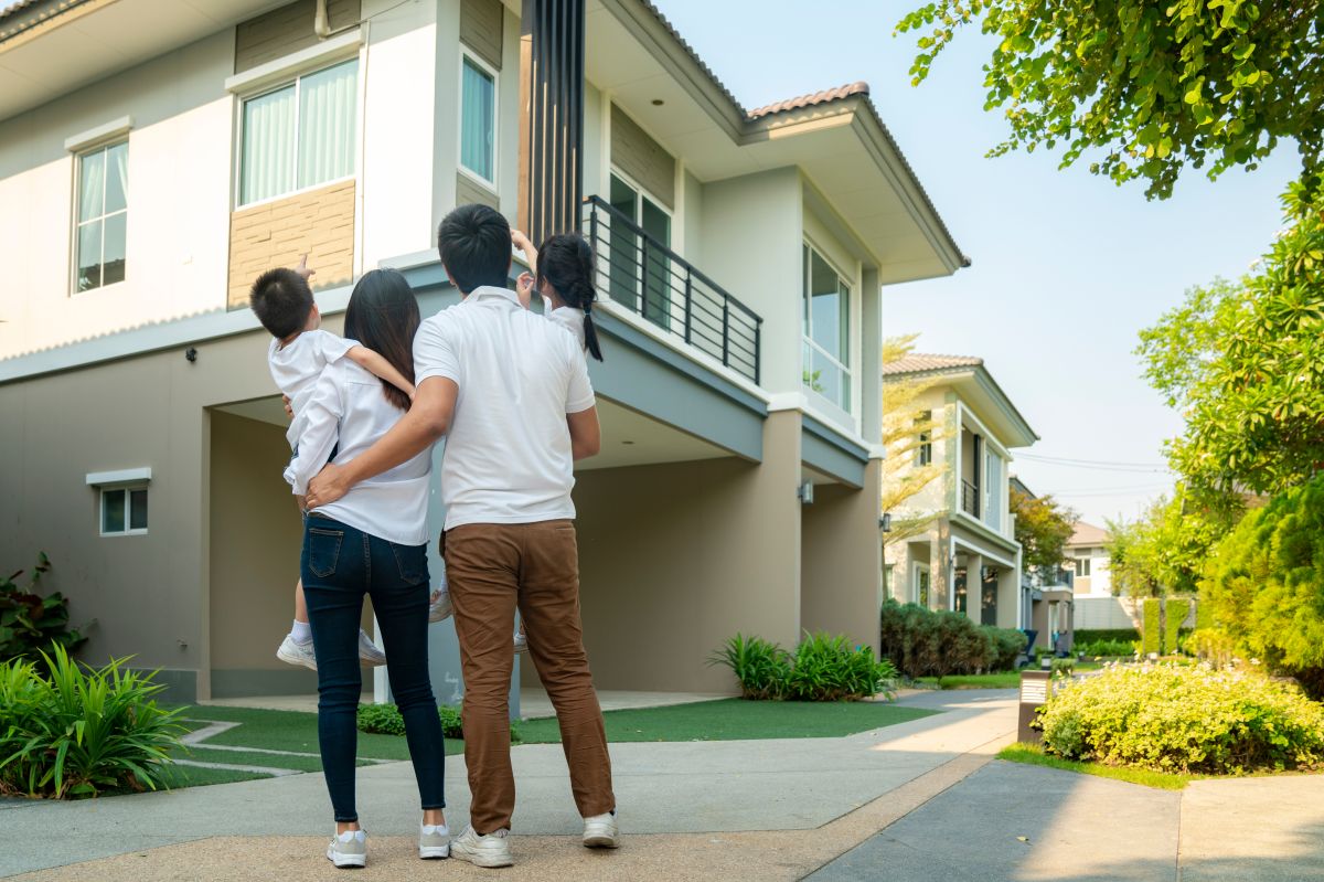 Adquirir una casa en estos momentos en Estados Unidos implica un gran gasto por los precios que se han elevado, así como por el incremento en las tasas hipotecarias que se encuentran en máximos históricos. 