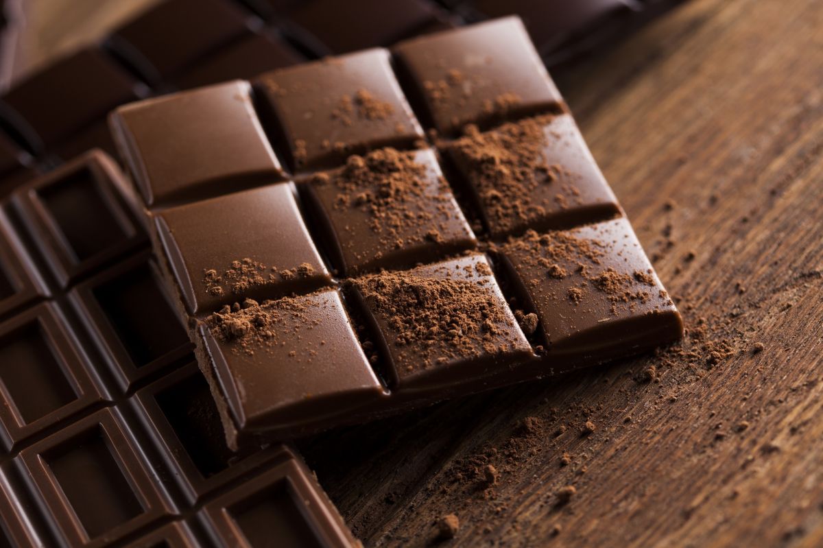 El chocolate contiene cafeína, lo que dificulta conciliar el sueño y tener un sueño profundo.