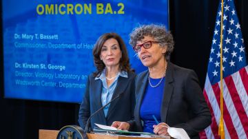 La comisionada de Salud, Dr. Mary Basset, junto a la gobernadora Hochul, ofrece la actualización sobre la subvariante BA.2.