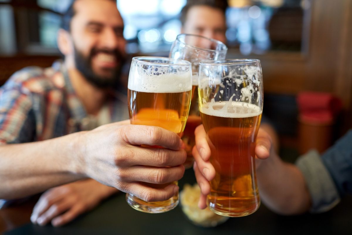El consumo de alcohol puede envejecer tu cerebro y reducir su volumen.