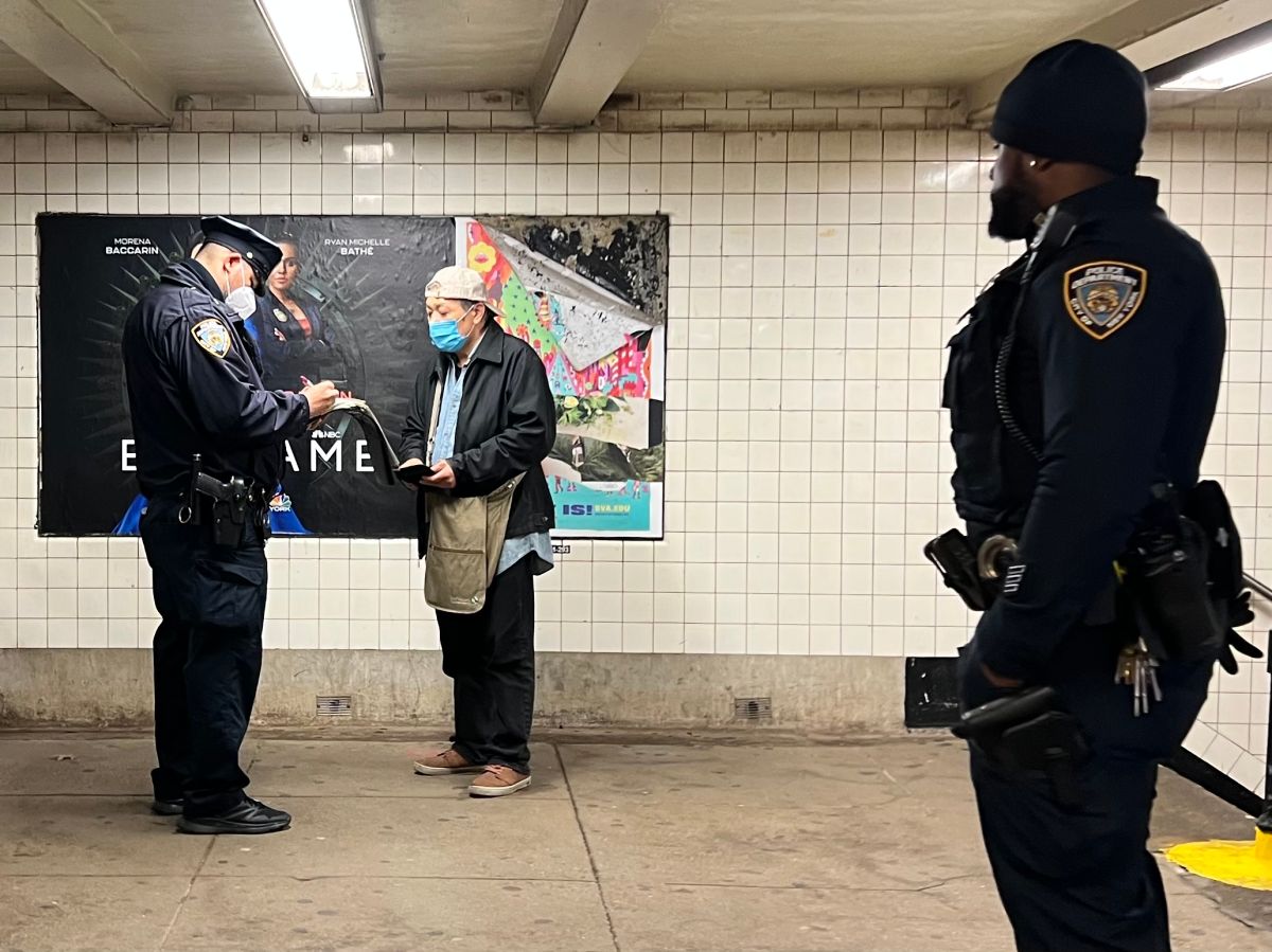 Oficiales del NYPD ya aumentaron su presencia en estaciones el metro, imponiendo más multas a evasores