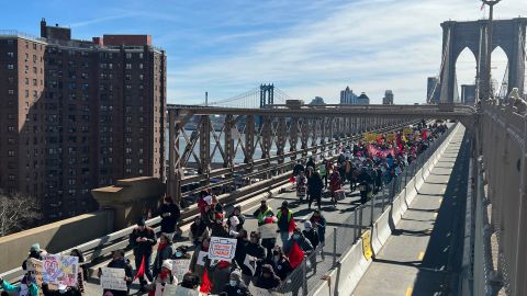 Inmigrantes marchan en el Puente de Brooklyn exigiendo $3,000 millones para el Fondo de Trabajadores Excluidos