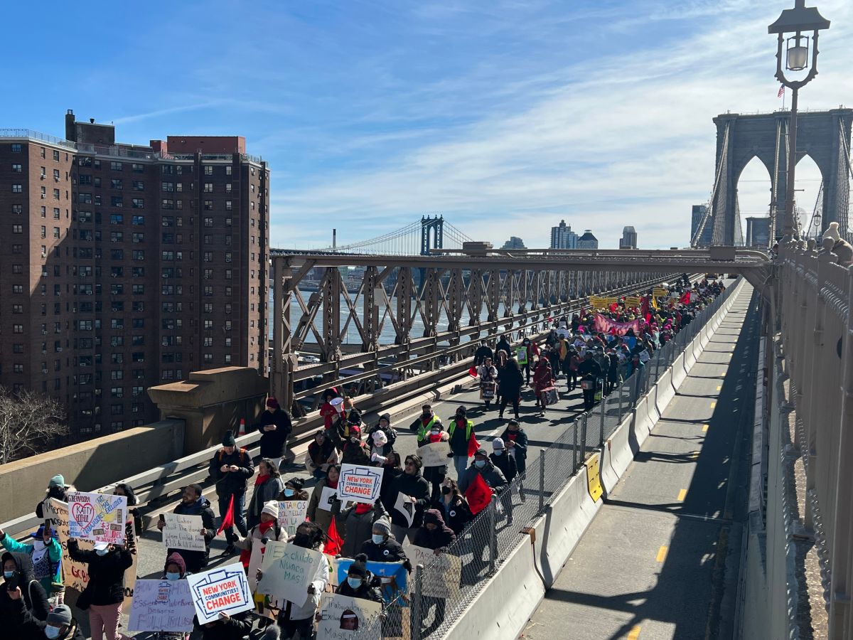 Inmigrantes marchan en el Puente de Brooklyn exigiendo $3,000 millones para el Fondo de Trabajadores Excluidos