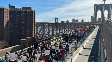 Inmigrantes marchan en el Puente de Brooklyn exigiendo $3,000 millones para el Fondo de Trabajadores Excluidos