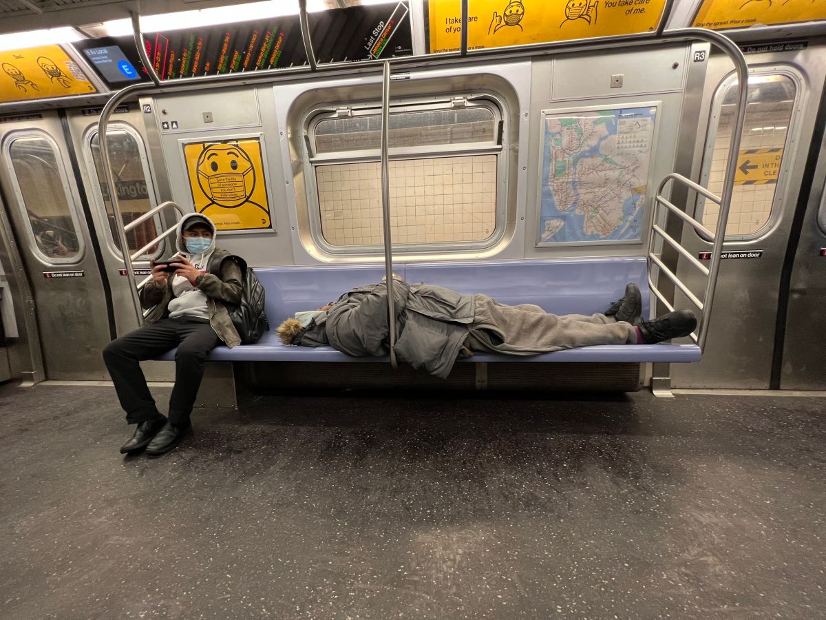 La presencia de desamparados en el metro de NYC sigue viéndose, especialmente en las noches
