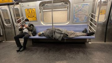 La presencia de desamparados en el metro de NYC sigue viéndose, especialmente en las noches