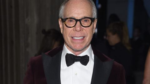 Tommy Hilfiger tiene 71 años de edad