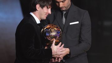 Pep Guardiola hace entrega del Balón de Oro a Lionel Messi en la gala del año 2011.