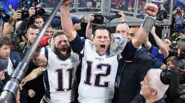 Julian Edelman (L) y Tom Brady (R) celebran el Super Bowl LIII conseguido al vencer a Los Angeles Rams 13-3 en 2019.