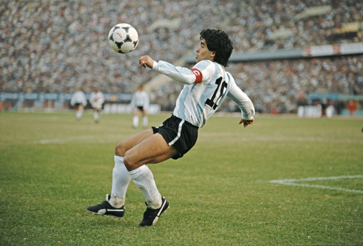 Diego Armando Maradona disputa un juego de clasificación al Mundial de México 86' ante Perú.