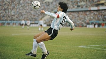 Diego Armando Maradona disputa un juego de clasificación al Mundial de México 86' ante Perú.