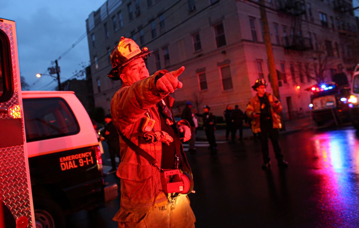 Bomberos atienden una emergencia en Jersey City.  