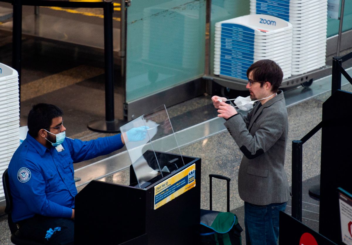 Un pasajero en el proceso de identificación ante un oficial de la TSA.