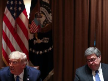 El expresidente Donald Trump y el exfiscal general William Barr.