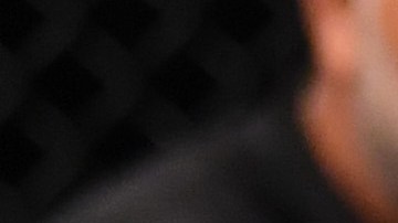 Ilia Topuria (R) golpea al marroquí Youssef Zalal (L) durante una pelea perteneciente a una cartelera de la UFC celebrada en Abu Dhabi en 2020.