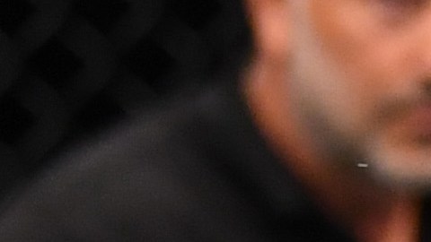 Ilia Topuria (R) golpea al marroquí Youssef Zalal (L) durante una pelea perteneciente a una cartelera de la UFC celebrada en Abu Dhabi en 2020.