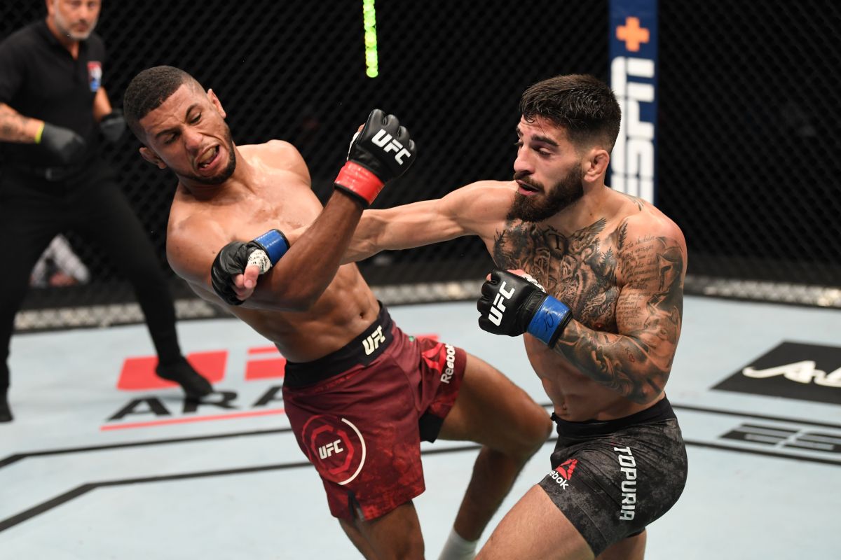 Ilia Topuria (R) golpea al marroquí Youssef Zalal (L) durante una pelea perteneciente a una cartelera de la UFC celebrada en Abu Dhabi en 2020.