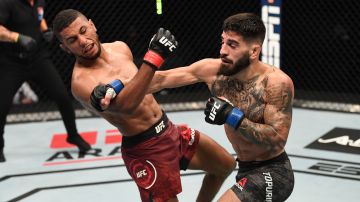 Ilia Topuria (R) golpea al marroquí Youssef Zalal (L) durante una pelea perteneciente a una cartelera de la UFC celebrada en Abu Dhabi en 2020.