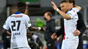 Gueye y Mbappé celebran una victoria en la Copa de Francia ante Montpellier en 2021.
