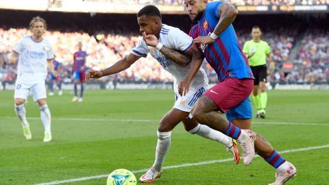 Rodrygo y Memphis Depay disputan un balón en El Clásico del pasado 24 de octubre de 2021.