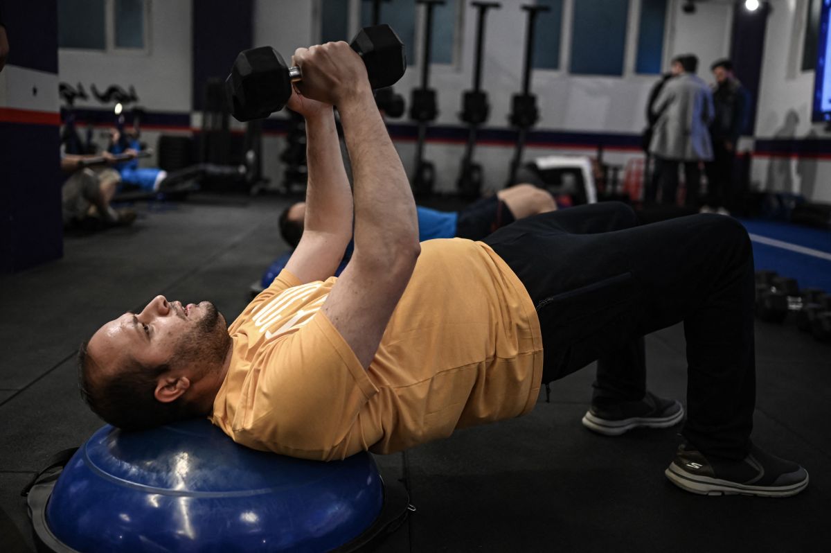Un hombre utiliza  "dumbbells" para su rutina de ejercicios en un gym de Afganistán.