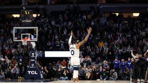 D'Angelo Russell celebra con la fanaticada de los Timberwolves tras anotar una cesta.