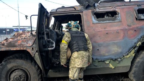 El soldado ruso rompió en llano al hablar con su madre durante una videollamada.