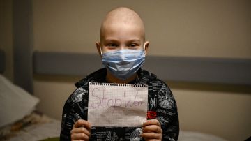 "Detengan la guerra", se expresa esta niña en el sótano del principal hospital pediátrico de Kiev.