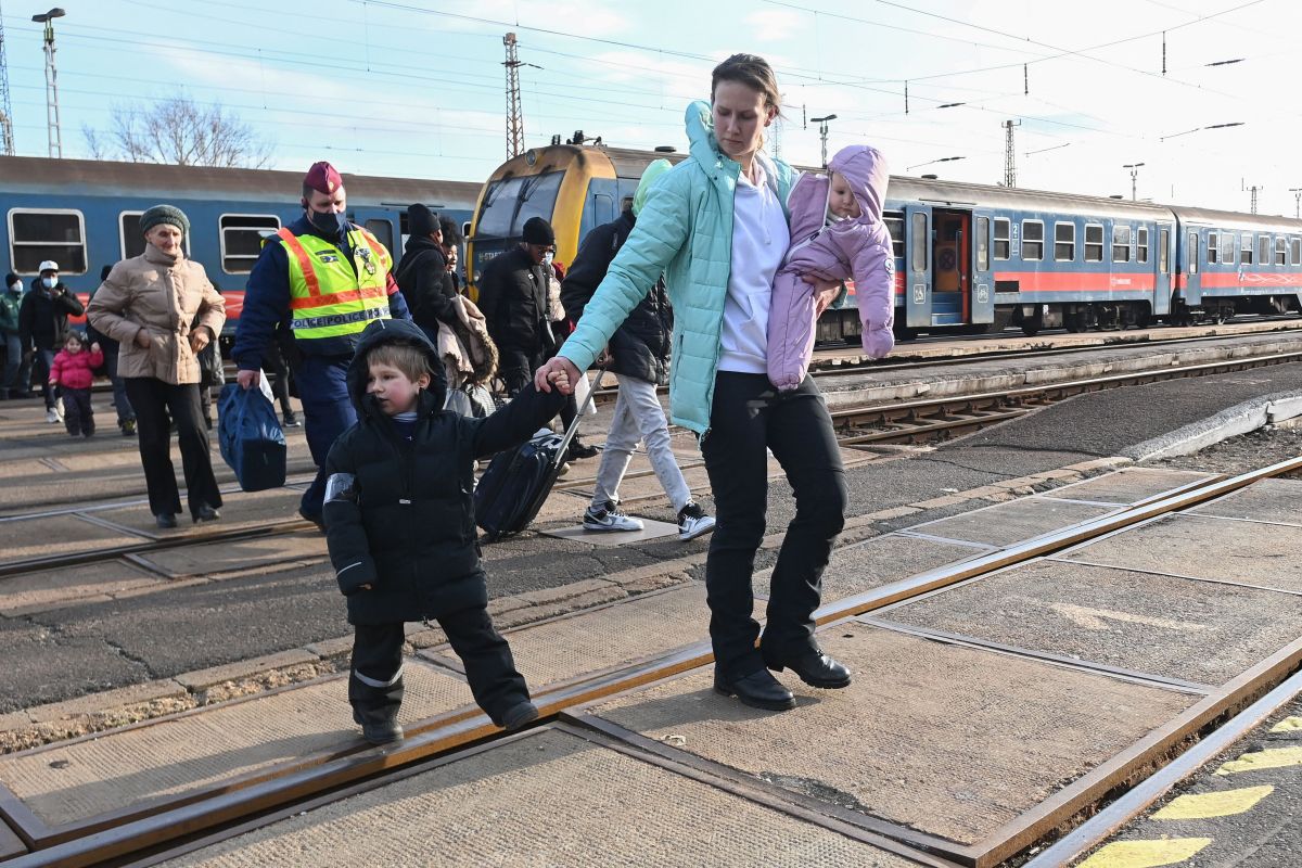 Refugiados de Ucrania llegan a la frontera con Hungría.