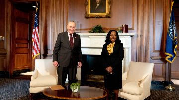 El senador Chuck Schumer con la jueza Ketanji Brown Jackson.