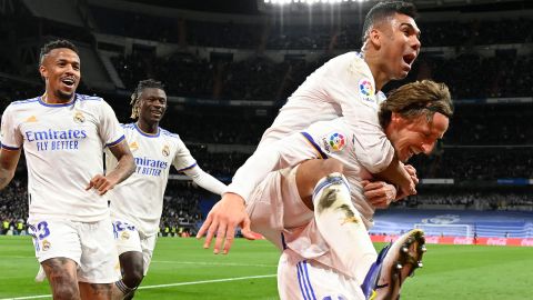 Luka Modric (R) celebra con Casemiro (C), Militao (#3) y Cavaminga el 2-1 parcial ante la Real Sociedad.