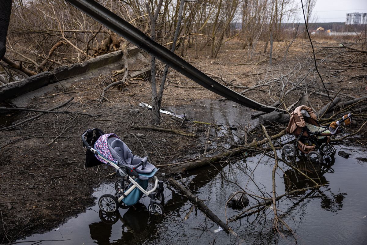 Coches de bebé abandonados bajo un puente que colapsó en Irpin, un suburbio de Kiev.