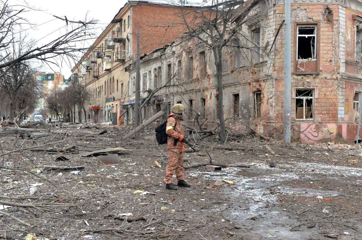 Un soldado ucraniano camina entre los escombros en la ciudad de Kharkiv, una de las más afectadas por los bombardeos rusos. 
