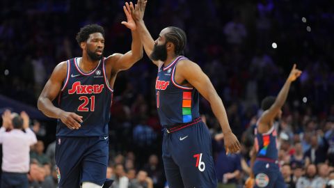 Joel Embiid (L) y James Harden (R) celebran tras la victoria ante Chicago Bulls