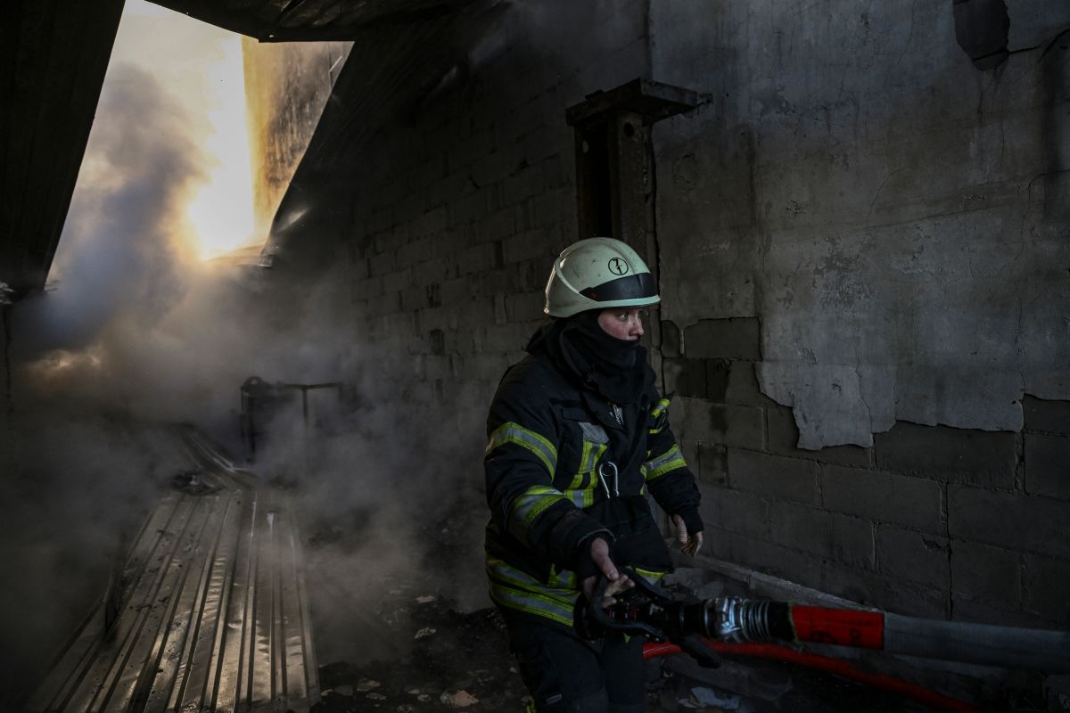 Bombero extingue un fuego en un edificio de Kiev, Ucrania, producto de los bombardeos rusos.