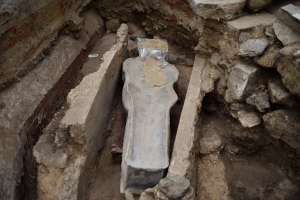 Fotos: Hallan un antiguo sarcófago de plomo y unas manos de piedra bajo la catedral de Notre Dame