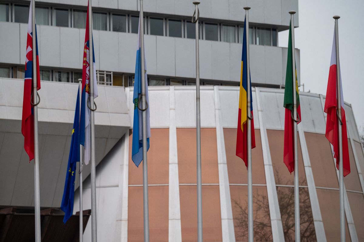Funcionarios del Consejo de Europa retiraron la bandera de Rusia de la entrada del Palacio de Europa.