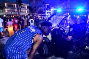 Miami Beach declara estado de emergencia e impone toque de queda tras violencia durante el fin de semana en el 'Spring Break'