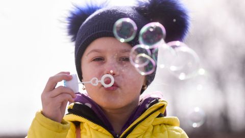 Estiman que seis millones de niños se encuentran "atrapados" en Ucrania.