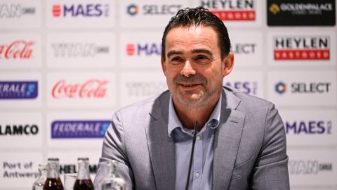 Marc Overmars durante la presentación como director deportivo del Amberes de Bélgica.