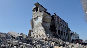 Imagen del 23 de marzo que muestra los daños en una escuela destruida por una bomba aérea rusa en Kharkiv.