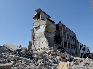 Imagen del 23 de marzo que muestra los daños en una escuela destruida por una bomba aérea rusa en Kharkiv.