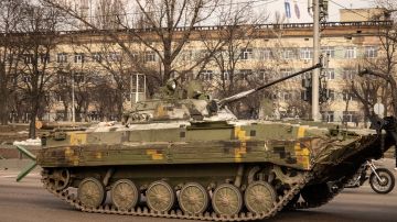 Tanque ucraniano cuidando posición en la capital Kiev.