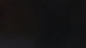 El árbitro brasileño Anderson Daronco esperando la decisión del VAR sobre el polémico gol del Uruguay-Perú.