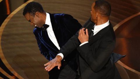 Will Smith golpea al comediante Chris Rock en la ceremonia de los Premios Oscar 2022.