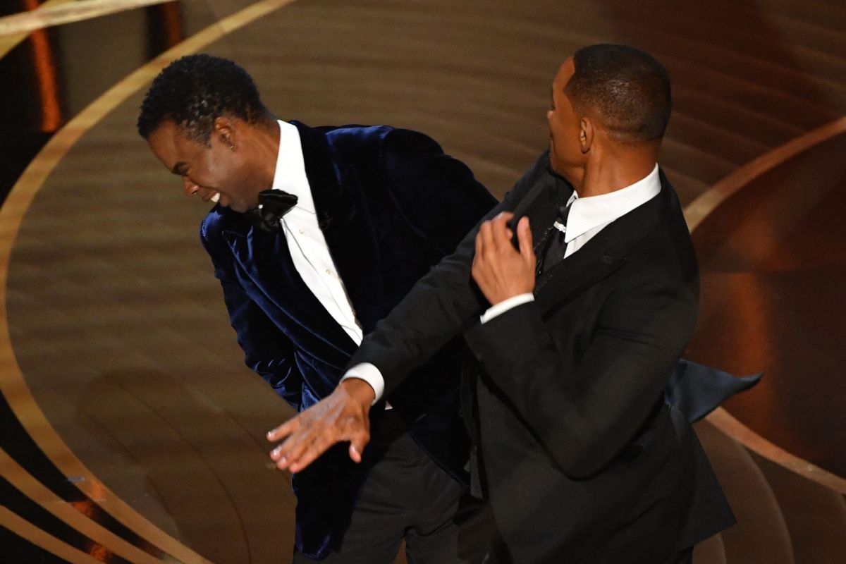 Will Smith golpea al comediante Chris Rock en la ceremonia de los Premios Oscar 2022.