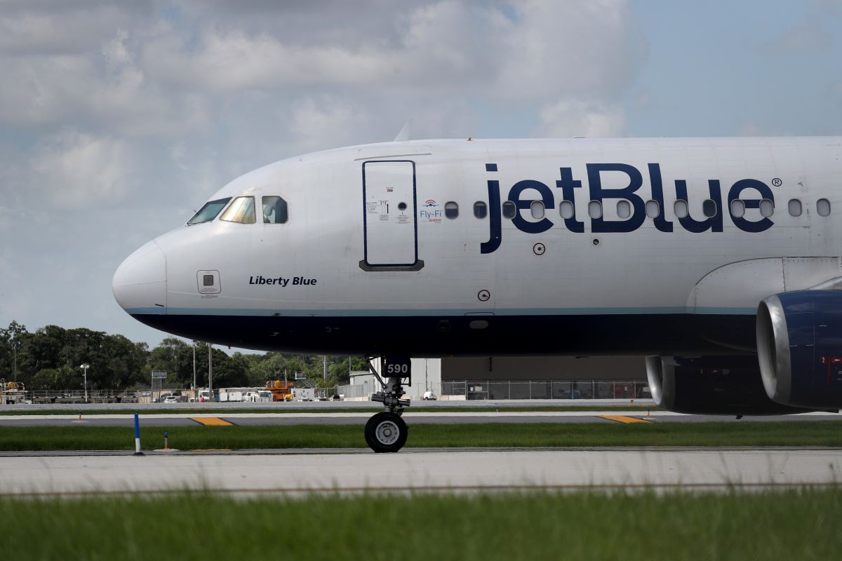 Un avión de JetBlue en el Fort Lauderdale-Hollywood International Airport de Florida.