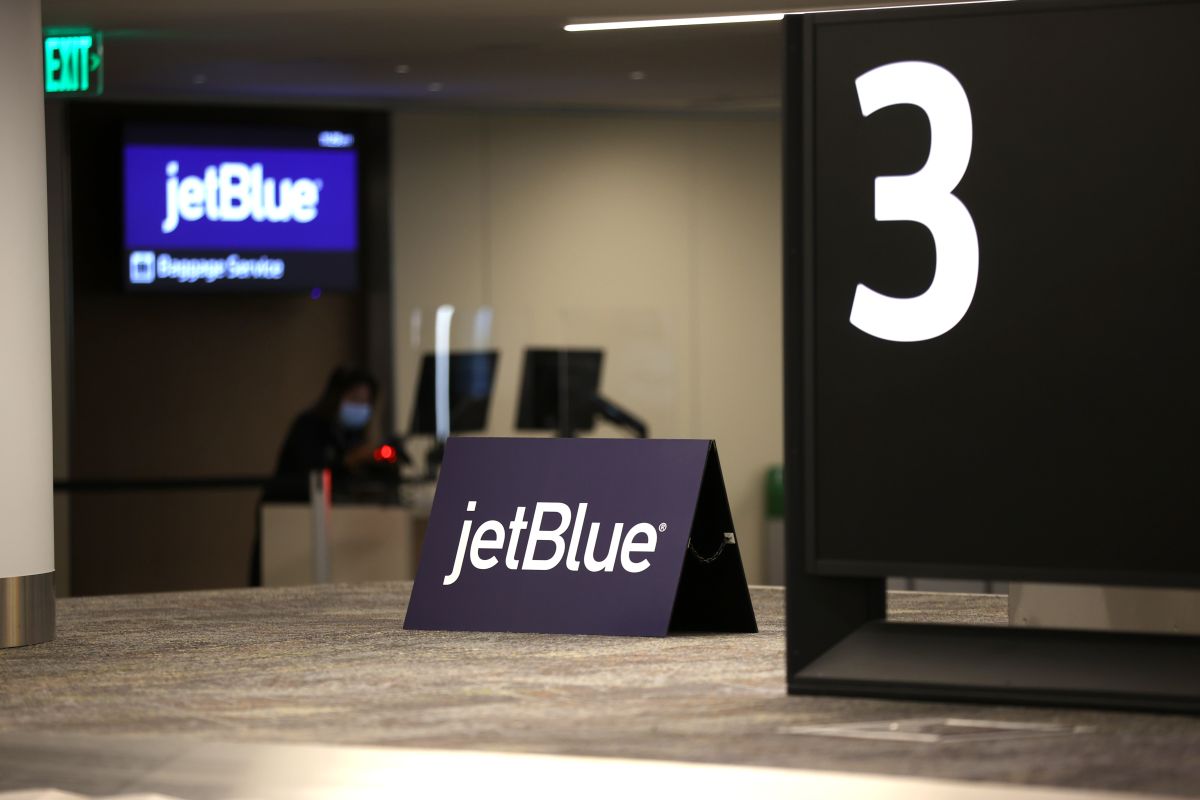 El carrusel de equipaje de JetBlue Airways en San Francisco International Airport.