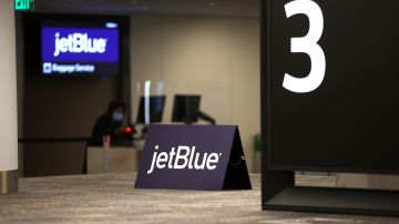El carrusel de equipaje de JetBlue Airways en San Francisco International Airport.